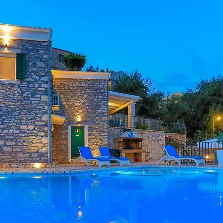 Regina: Above Agni, Superb Views And Pool *