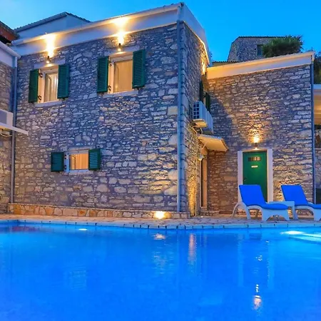 Vila Regina: Above Agni, Superb Views And Pool