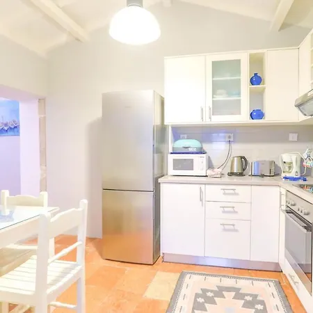 Regina: Above Agni, Superb Views And Pool Vila