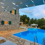Regina: Above Agni, Superb Views And Pool