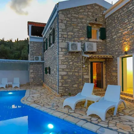 Regina: Above Agni, Superb Views And Pool *