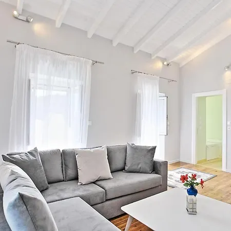 Regina: Above Agni, Superb Views And Pool Kavalleraina