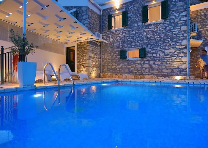 Willa Regina: Above Agni, Superb Views And Pool