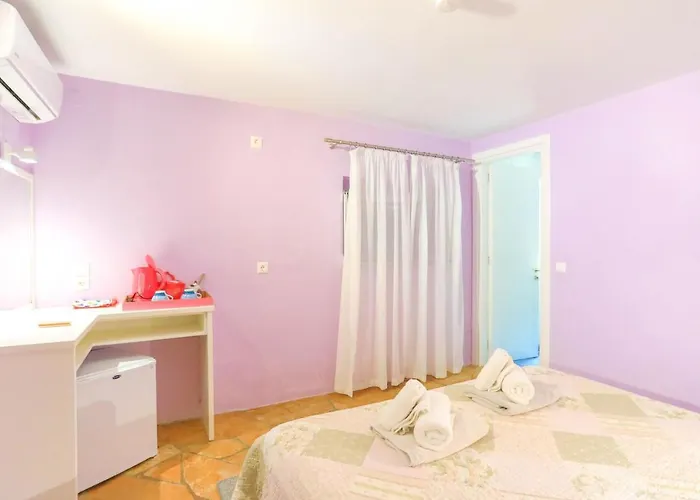 Regina: Above Agni, Superb Views And Pool *