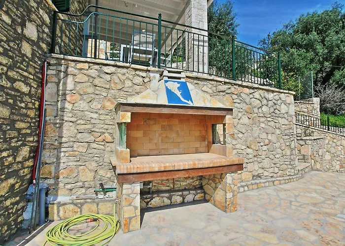 Willa Regina: Above Agni, Superb Views And Pool Kavalleraina