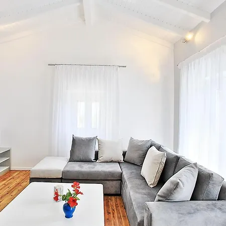 Regina: Above Agni, Superb Views And Pool Villa Kavalleraina