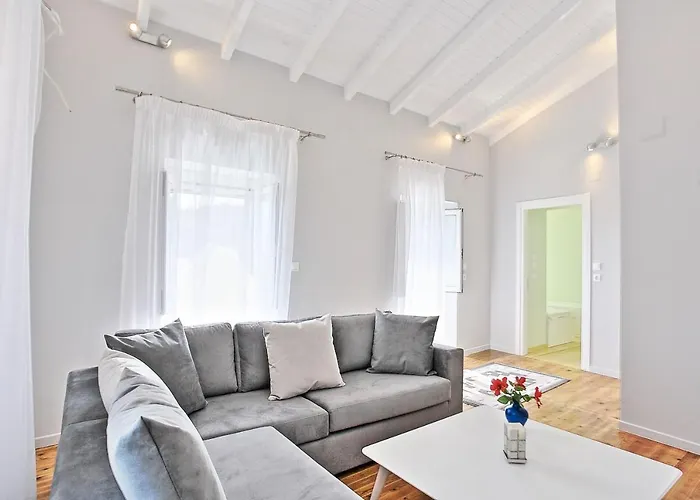 Regina: Above Agni, Superb Views And Pool Kavalleraina